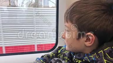 一个坐火车旅行的男孩正透过窗户看着